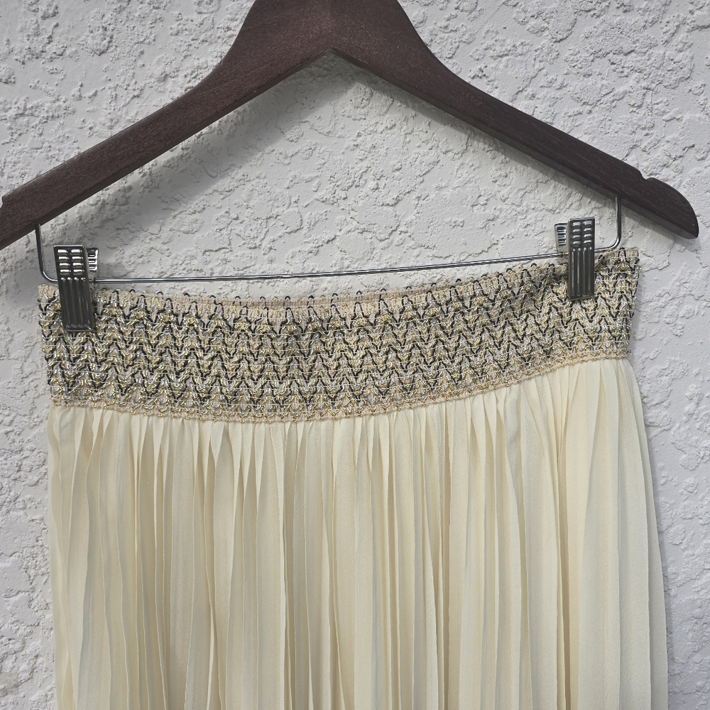 Elegant Cream Pleated Skirt. - Picture 2 of 8